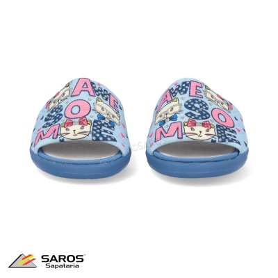 Chinelos azuis infantis com estampado colorido de letras e animais