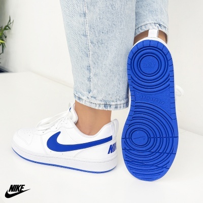 Ténis Nike Air Force 1 branco com detalhes azuis e sola azul