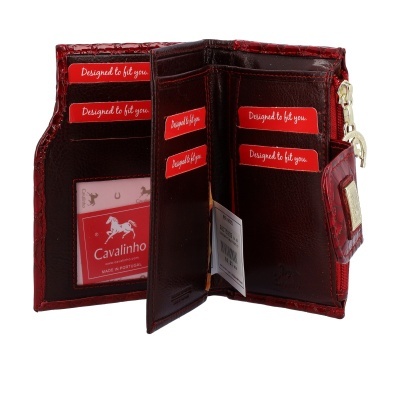 Carteira vermelha de couro brilhante aberta com etiquetas e compartimentos