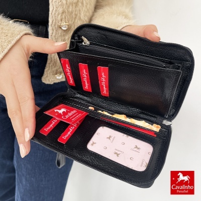 Carteira preta de couro aberta com cartões vermelhos e logo Cavalinho em fundo branco
