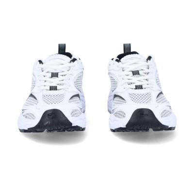 Ténis desportivos brancos com detalhes em preto e cinza, malha respirável e sola robusta.