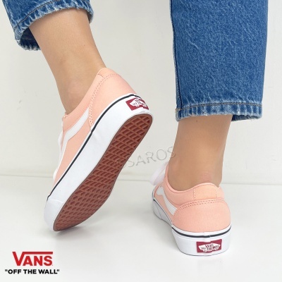 Ténis Vans cor de salmão com sola branca e etiqueta 'VANS OFF THE WALL'