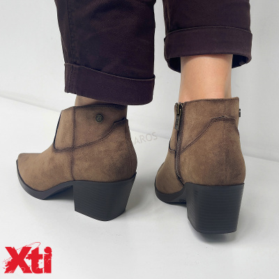 Botins castanhos de camurça com salto quadrado preto e fecho lateral