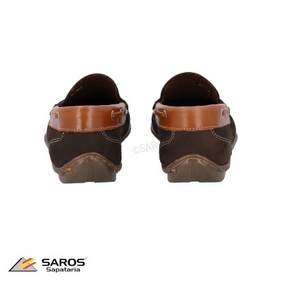 Sapatos castanhos com sola de borracha vistos de trás