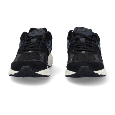 Par de ténis desportivos pretos com detalhes e sola branca