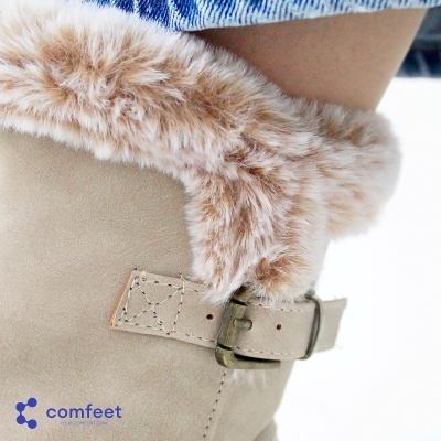 Bota bege com pelo sintético castanho e fivela metálica