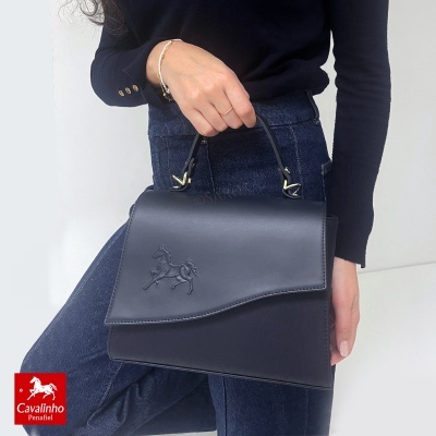 Mala de mão preta em pele com relevo de cavalo