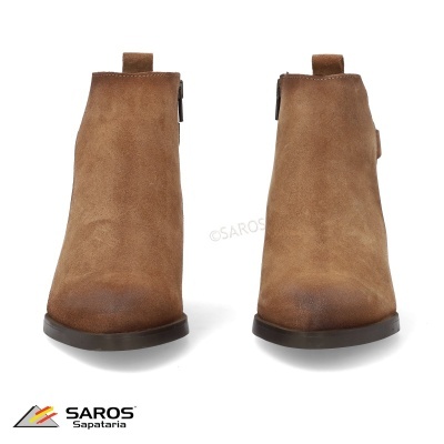 Botas castanhas de camurça com sola preta vista de frente