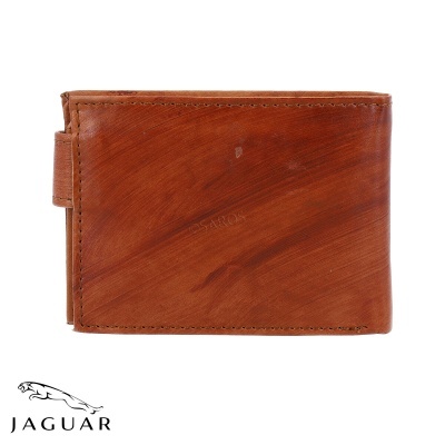 Carteira de couro marrom Jaguar sobre fundo branco