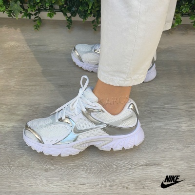 Sapatilhas Nike brancas e prateadas com sola grossa