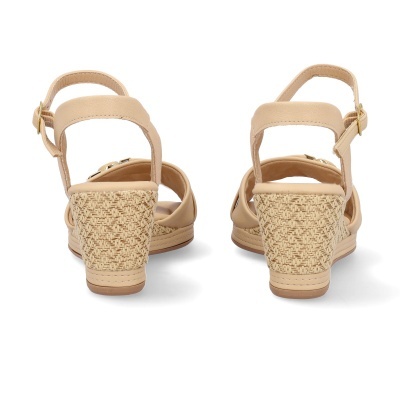 Sandálias bege com salto trançado e fivela dourada vistas de trás.