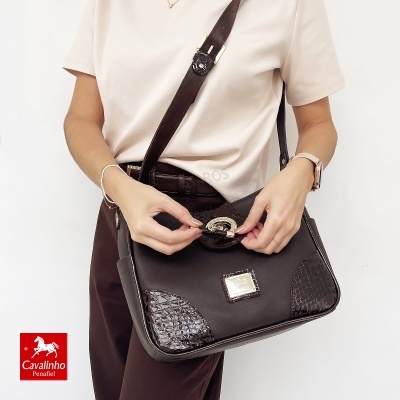 Mala castanha escura em pele com detalhes textura crocodilo e fecho metálico dourado