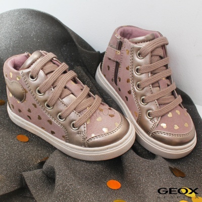 Ténis infantis rosa e dourados com corações, sobre tecido cinza brilho