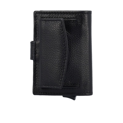 Carteira preta de couro com aba e fecho lateral sobre fundo branco