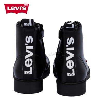 Botas pretas Levi's com tira branca e logotipo