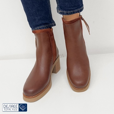 Botins castanhos em pele com salto médio e fecho lateral