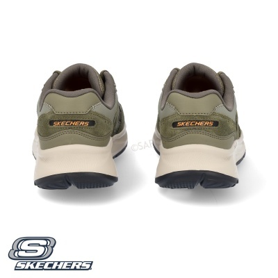 Tênis Skechers verde e bege vistos de trás com sola branca