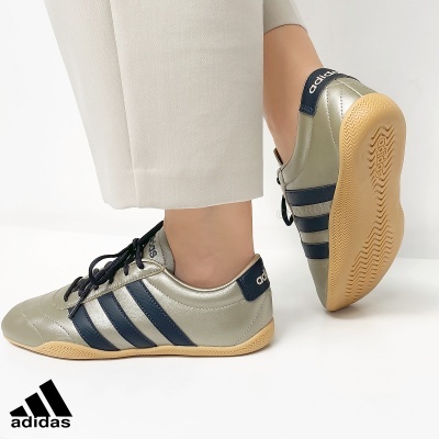 Ténis Adidas prateados e pretos com sola castanha clara