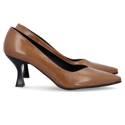 Sapatos de salto alto castanhos com salto preto e bico pontiagudo