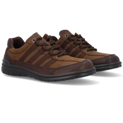 Sapatos castanhos de couro com sola preta e detalhes em tecido