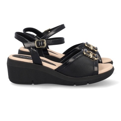 Sandálias pretas de cunha com fivela dourada e detalhe metálico