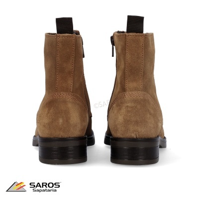 Botins castanhos em camurça vistos de trás com fundo branco