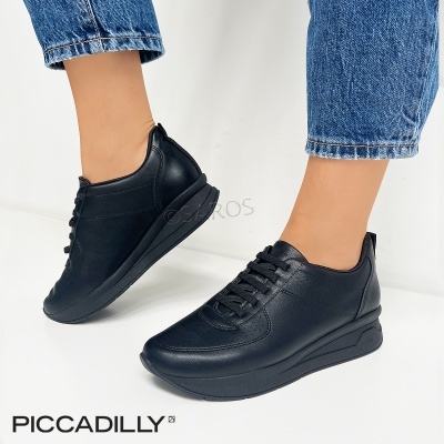 Ténis pretos Piccadilly usados com jeans azuis claros