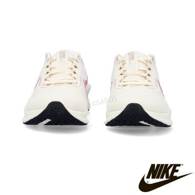 Par de sapatilhas Nike brancas com detalhes rosa e sola preta