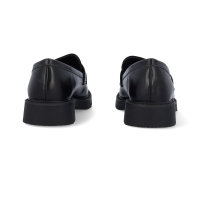 Sapatos de couro pretos vistos de trás