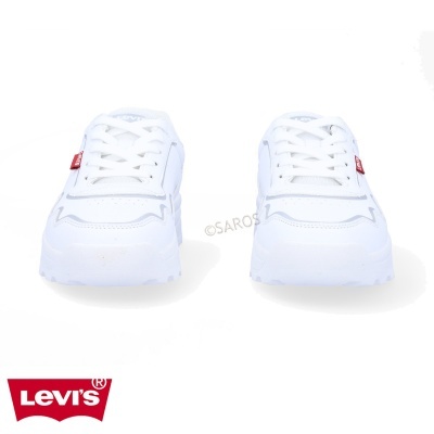 Ténis Levi's brancos com etiqueta vermelha, fundo branco