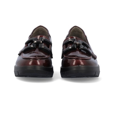 Sapatos femininos castanhos com sola preta e detalhe verniz preto