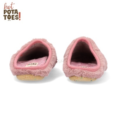 Chinelos rosa claro felpudos com sola amarela e texto 'HOT POTATOES'