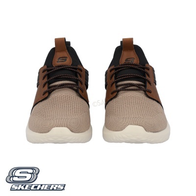 Ténis Skechers bege e castanho vistos de frente