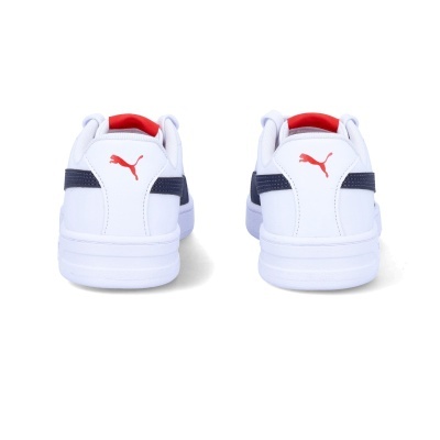 Ténis brancos PUMA com detalhes azul escuro e logótipo vermelho vistos de trás