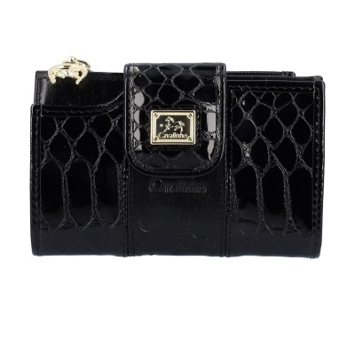 Carteira preta em padrão de pele de crocodilo com placa dourada e fecho frontal