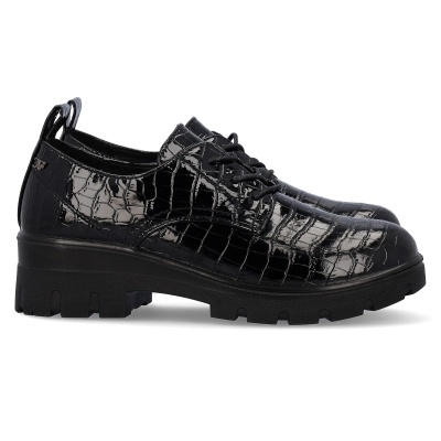 Sapatos pretos oxford com padrão em relevo, sola grossa e atacadores