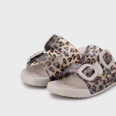 Sandálias de padrão leopardo com fivelas bege e sola sintética