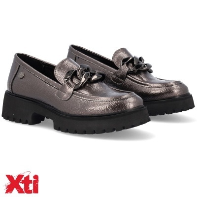 Mocassins femininos prateados com corrente preta e sola preta em fundo branco