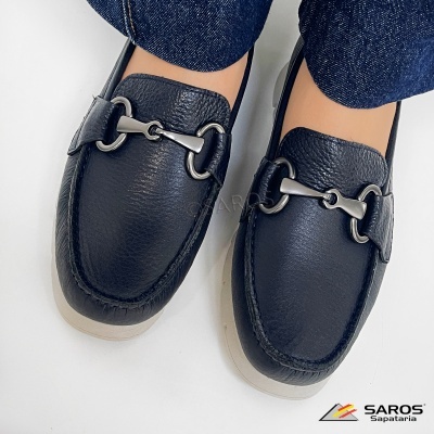 Sapatos mocassins em couro preto com fivela metálica prateada e sola branca