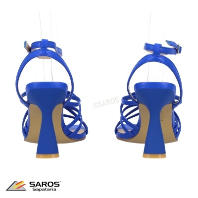 Sandálias azuis com salto alto e alças cruzadas vistas de trás