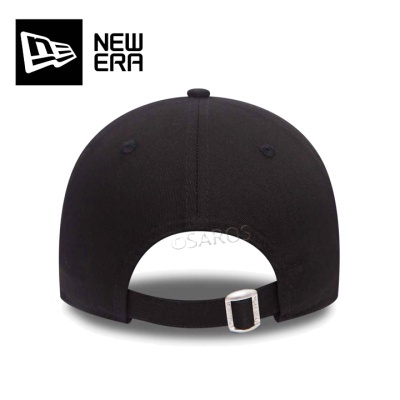 Boné preto ajustável New Era com fecho metálico atrás e fundo branco