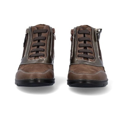 Par de botas castanhas com atacadores e fechos laterais.