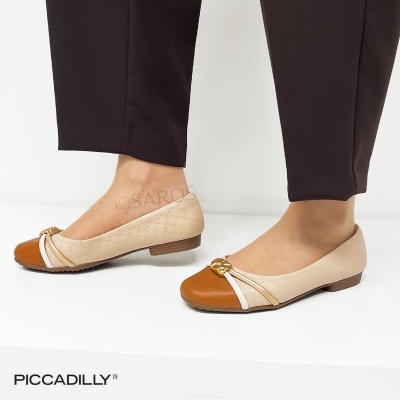 Sapatilhas bege e castanho com detalhe dourado e tiras decorativas, em superfície branca com texto PICCADILLY