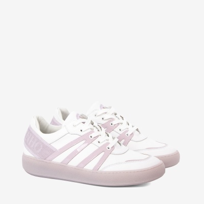 Sapatilhas brancas com detalhes rosa claro e sola translúcida rosa