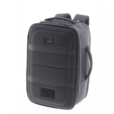 Mochila rígida preta com alças acolchoadas e etiqueta VOGART