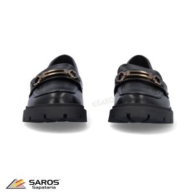 Sapatos mocassins pretos com detalhe metálico dourado e sola preta