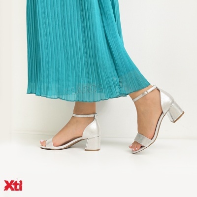 Sandálias femininas prata com salto quadrado e vestido plissado azul-turquesa