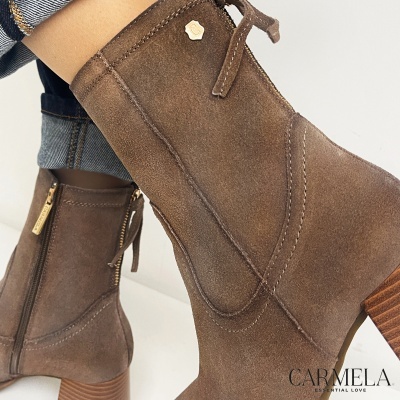 botas castanhas em camurça com salto de madeira e fecho zip