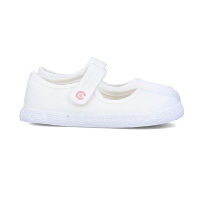 Sapatilhas brancas para criança com fecho de velcro e sola de borracha.