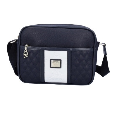 Mala de ombro azul escuro com faixa branca central e fecho metálico, padrão matelassê